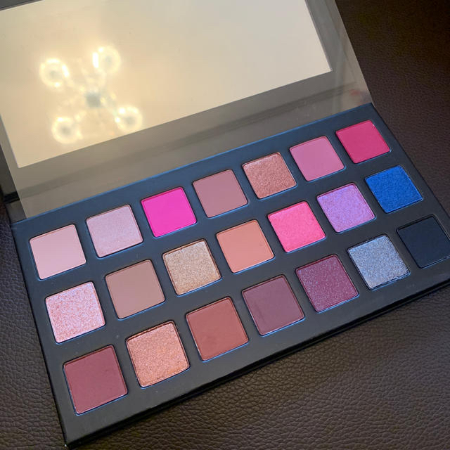 Kylie Cosmetics(カイリーコスメティックス)のkylie cosmetics birthday palette 2018  コスメ/美容のベースメイク/化粧品(アイシャドウ)の商品写真