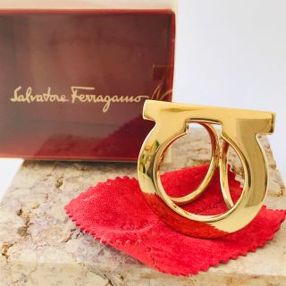 サルヴァトーレフェラガモ(Salvatore Ferragamo)の【新品・未使用】サルバトーレフェラガモ/スカーフリング(ブローチ/コサージュ)