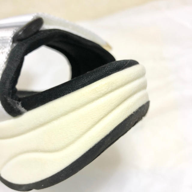 GU(ジーユー)のgu ホワイト 厚底 サンダル スポーティ レディースの靴/シューズ(サンダル)の商品写真