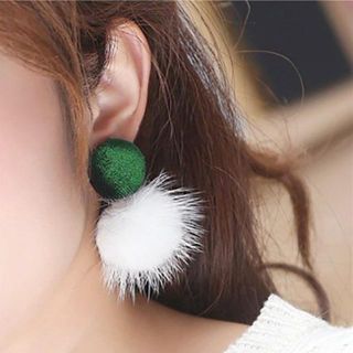 ピアス ポンポン 可愛い 丸い レディース バックキャッチ シンプル グリーン (ピアス)