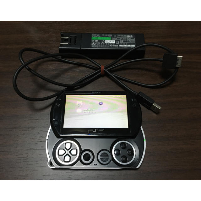 SONY(ソニー)のPSP go PSP-N1000 エンタメ/ホビーのゲームソフト/ゲーム機本体(携帯用ゲーム機本体)の商品写真