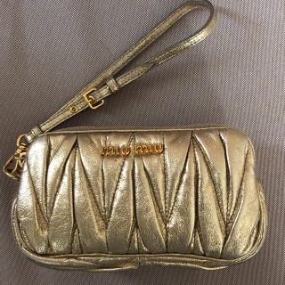 ミュウミュウ(miumiu)のk様専用☆miu miu⭐︎ポーチ　マトラッセ　金色　バッグ　ミュウミュウ　美品(ポーチ)