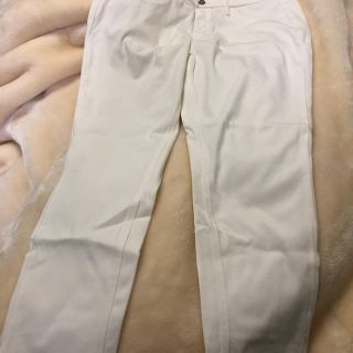 ユニクロ(UNIQLO)のユニクロ　クロップドパンツ　新品タグ付き　白(クロップドパンツ)