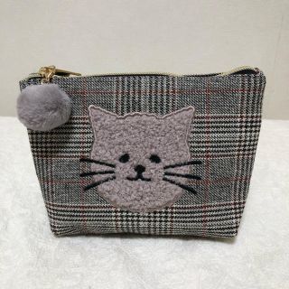 プレゼント(present)のポンポン付き　チェック柄　猫　ポーチ(ポーチ)