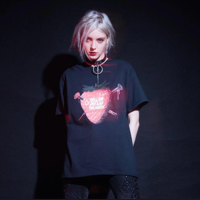 MILKBOY(ミルクボーイ)のMILKBOY berry いちごMDM Tシャツ  ブラック串刺しベリー 新品 メンズのトップス(Tシャツ/カットソー(半袖/袖なし))の商品写真