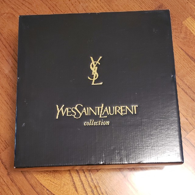 Yves Saint Laurent Beaute(イヴサンローランボーテ)のイブサンローラン　お皿 インテリア/住まい/日用品のキッチン/食器(食器)の商品写真