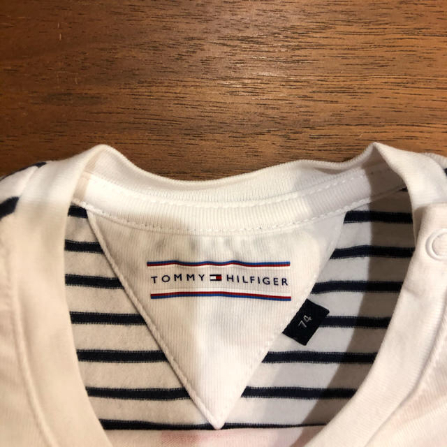 TOMMY HILFIGER(トミーヒルフィガー)のトミーヒルフィガー　Tシャツ　74cm キッズ/ベビー/マタニティのベビー服(~85cm)(Ｔシャツ)の商品写真
