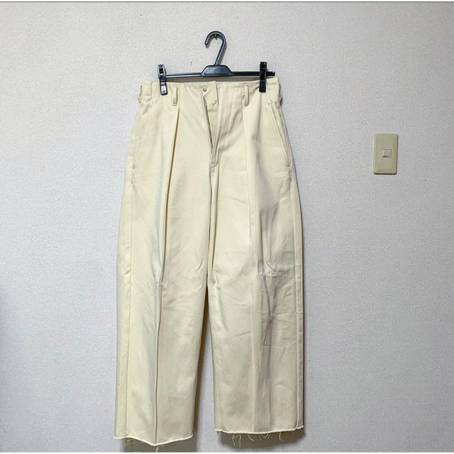 UNUSED(アンユーズド)の即完売！saby HEVY OZ TUCK BAGGY cream メンズのパンツ(デニム/ジーンズ)の商品写真