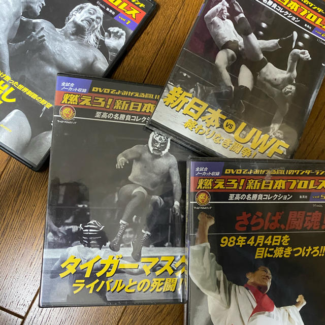 集英社(シュウエイシャ)の燃えろ 新日本プロレス(全51巻) DVD&解説ブック スポーツ/アウトドアのスポーツ/アウトドア その他(格闘技/プロレス)の商品写真