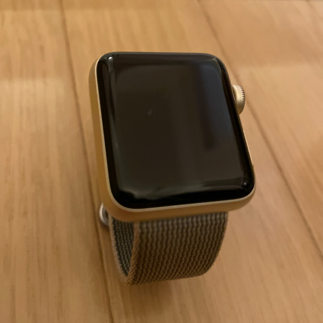Apple Watch(アップルウォッチ)のアップルウォッチ シリーズ2 ゴールド 38mm (Apple Watch) メンズの時計(腕時計(デジタル))の商品写真
