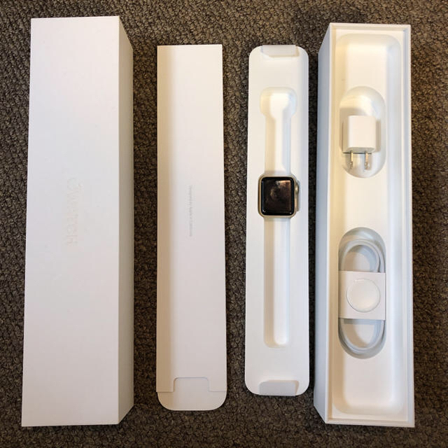 Apple Watch(アップルウォッチ)のアップルウォッチ シリーズ2 ゴールド 38mm (Apple Watch) メンズの時計(腕時計(デジタル))の商品写真