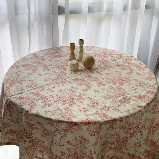 赤ピンクのテーブルクロス トワルドジュイ柄 インテリア/住まい/日用品のキッチン/食器(テーブル用品)の商品写真
