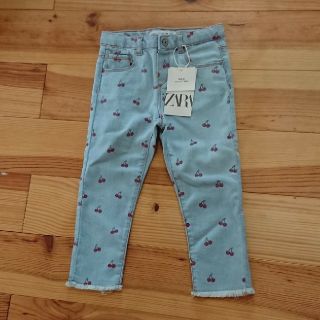 ザラキッズ(ZARA KIDS)の凛様 ZARAbaby チェリー柄デニム 104 新品未使用(パンツ/スパッツ)