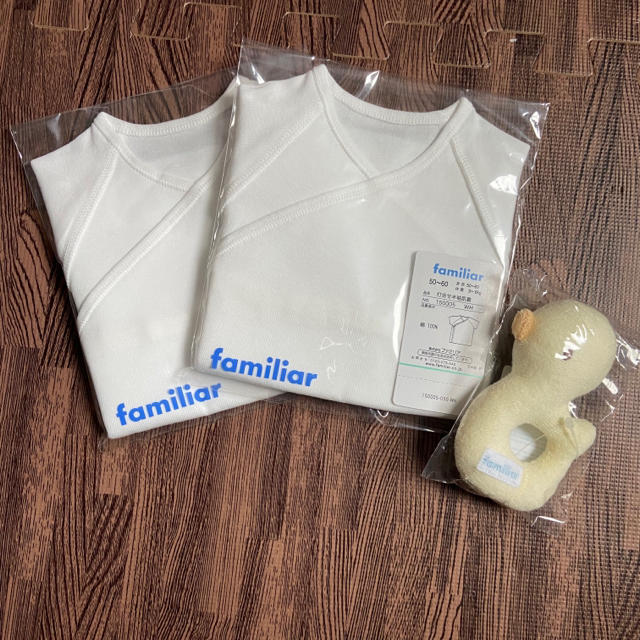 familiar(ファミリア)の【新品未使用品】familiar 新生児用短肌着2点&ガラガラ キッズ/ベビー/マタニティのベビー服(~85cm)(肌着/下着)の商品写真