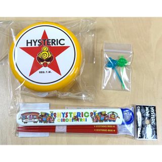 ヒステリックミニ(HYSTERIC MINI)のヒスミニ☆正規品☆新品☆2段式☆お弁当箱☆お箸☆ピック☆セット☆黄(弁当用品)