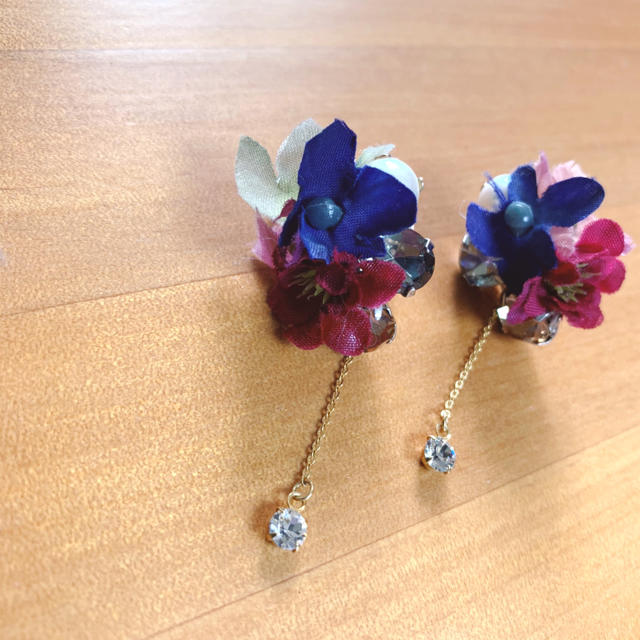 JUSGLITTY(ジャスグリッティー)の【再値下げ】フラワー ビジュー ピアス ハンドメイドのアクセサリー(ピアス)の商品写真