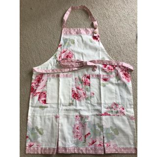 ローラアシュレイ(LAURA ASHLEY)の新品☆ローラアシュレイ花柄エプロン(収納/キッチン雑貨)