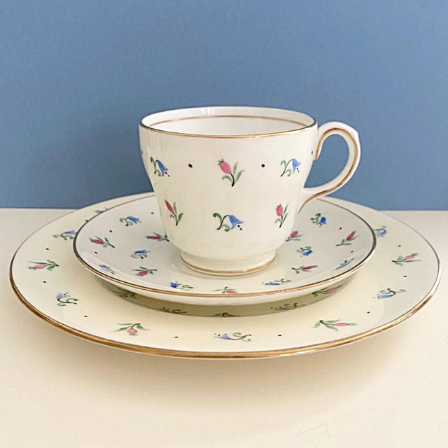 WEDGWOOD(ウェッジウッド)のウェッジウッド　可愛い小花　トリオ　イギリス製 インテリア/住まい/日用品のキッチン/食器(食器)の商品写真