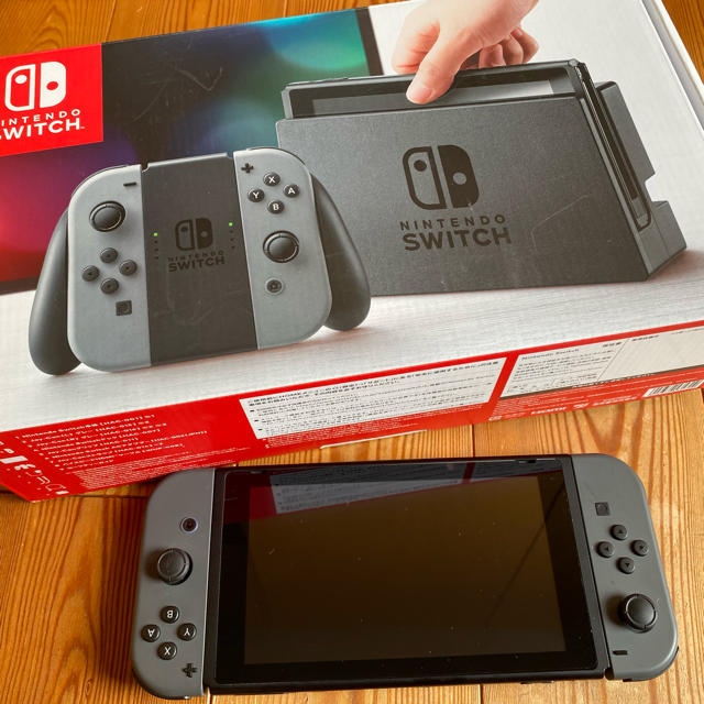 任天堂(ニンテンドウ)の【中古美品】Nintendo Switch グレー 本体  任天堂　スイッチ エンタメ/ホビーのゲームソフト/ゲーム機本体(家庭用ゲーム機本体)の商品写真