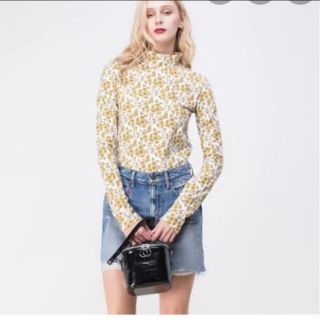 マウジー(moussy)のmoussy 花柄トップス(シャツ/ブラウス(長袖/七分))