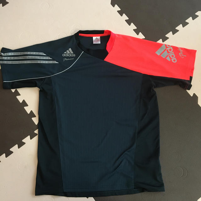 adidas(アディダス)のadidas アディダス　Tシャツ　Mサイズ　メンズ　ネイビー　美品 メンズのトップス(Tシャツ/カットソー(半袖/袖なし))の商品写真