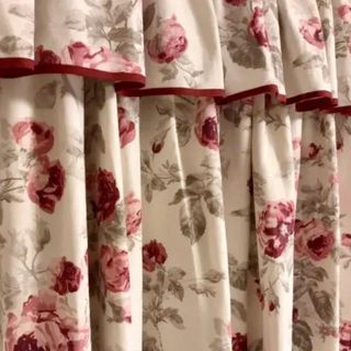 ローラアシュレイ(LAURA ASHLEY)の専用★ローラアシュレイ ★フリル付き・オーダーメイドカーテン★ロージズ／カシス(カーテン)