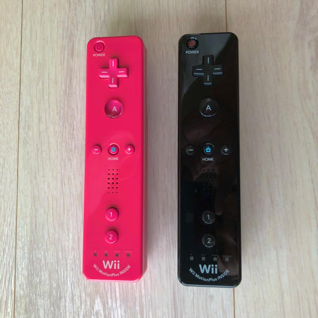 Wii(ウィー)のWiiリモコン　ピンク＆ブラック エンタメ/ホビーのゲームソフト/ゲーム機本体(その他)の商品写真