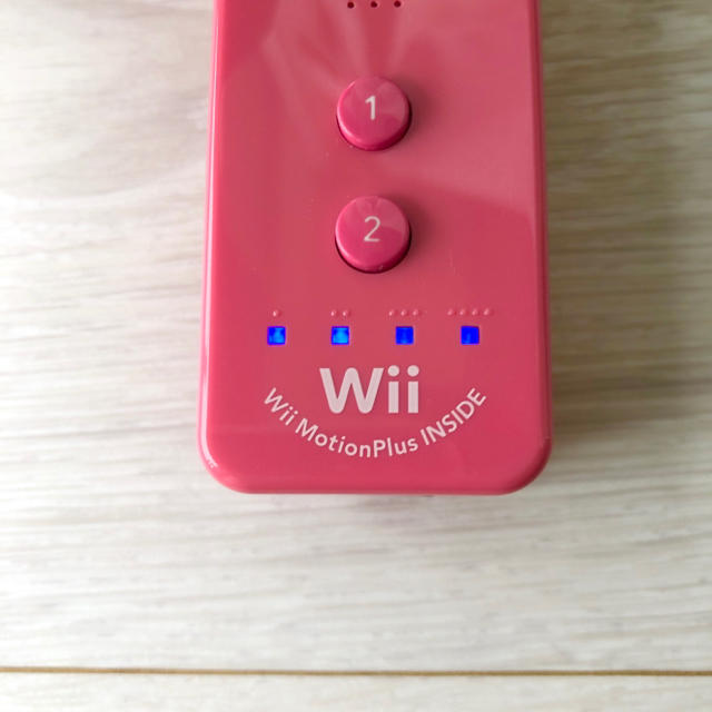 Wii(ウィー)のWiiリモコン　ピンク＆ブラック エンタメ/ホビーのゲームソフト/ゲーム機本体(その他)の商品写真