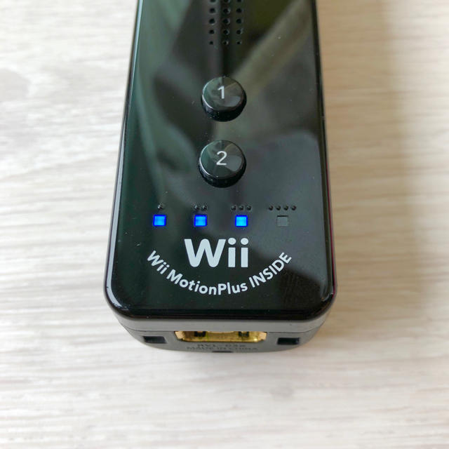 Wii(ウィー)のWiiリモコン　ピンク＆ブラック エンタメ/ホビーのゲームソフト/ゲーム機本体(その他)の商品写真