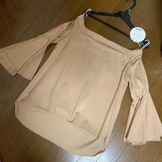 チェスティ(Chesty)のチェスティ　オフショルトップス　新品タグ付き(シャツ/ブラウス(半袖/袖なし))