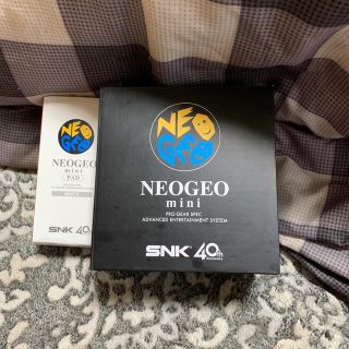 ネオジオ(NEOGEO)のネオジオミニとコントローラー(家庭用ゲーム機本体)