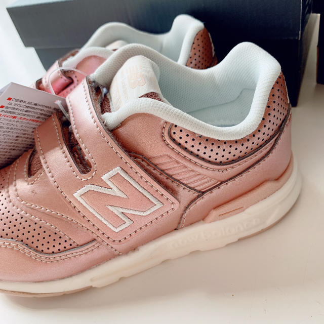 New Balance(ニューバランス)の16.5 新品 ニューバランス スニーカー 997 シャイニー ピンク キッズ キッズ/ベビー/マタニティのキッズ靴/シューズ(15cm~)(スニーカー)の商品写真