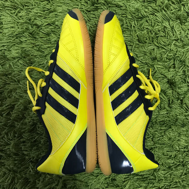 adidas(アディダス)の【25.5cm】【美品】adidas フットサルシューズ スポーツ/アウトドアのサッカー/フットサル(シューズ)の商品写真