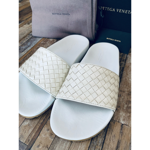 Bottega Veneta(ボッテガヴェネタ)のBOTTEGA VENETA(ボッテガヴェネタ)ホワイト イントレ レザー メンズの靴/シューズ(サンダル)の商品写真