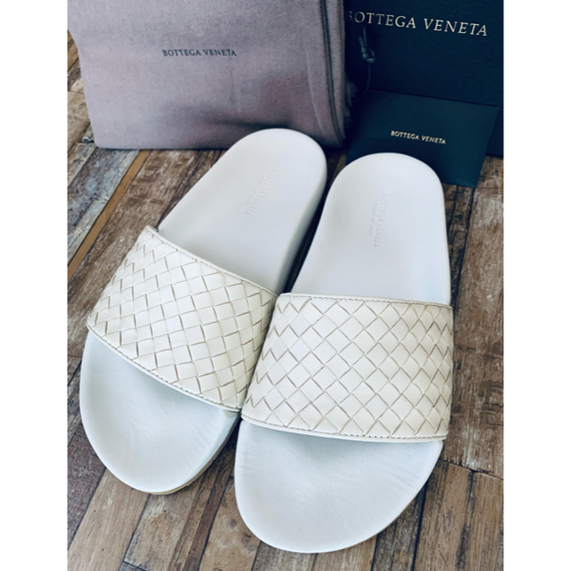 Bottega Veneta(ボッテガヴェネタ)のBOTTEGA VENETA(ボッテガヴェネタ)ホワイト イントレ レザー メンズの靴/シューズ(サンダル)の商品写真