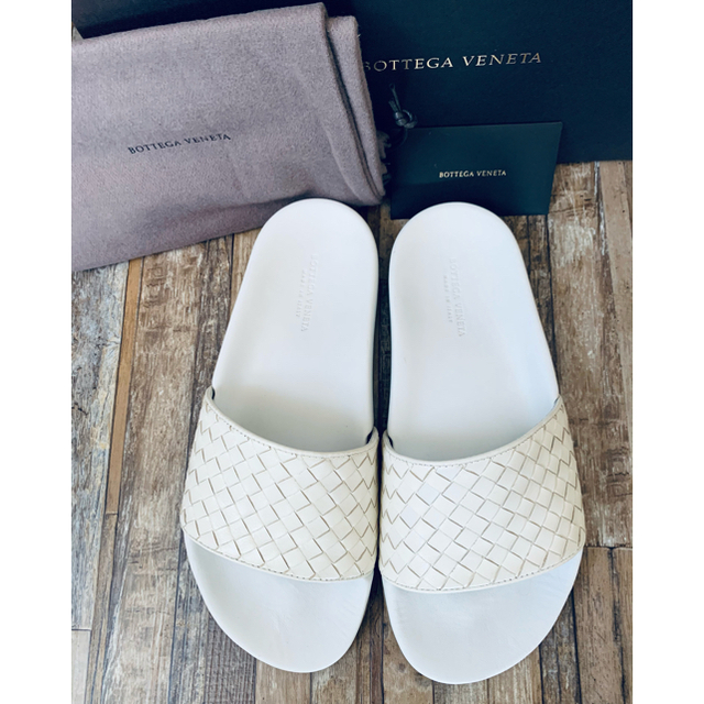 Bottega Veneta(ボッテガヴェネタ)のBOTTEGA VENETA(ボッテガヴェネタ)ホワイト イントレ レザー メンズの靴/シューズ(サンダル)の商品写真