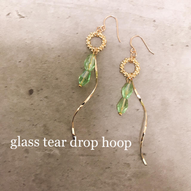 glass tear drop hoop pierce ( ペリドット カラー) ハンドメイドのアクセサリー(ピアス)の商品写真