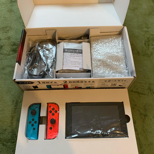 Nintendo Switch(ニンテンドースイッチ)のニンテンドースイッチ 中古 ネオンレッド ネオンブルー エンタメ/ホビーのゲームソフト/ゲーム機本体(家庭用ゲーム機本体)の商品写真