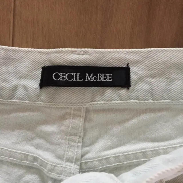 CECIL McBEE(セシルマクビー)のセシルマクビー　デニム　ダメージ レディースのパンツ(デニム/ジーンズ)の商品写真