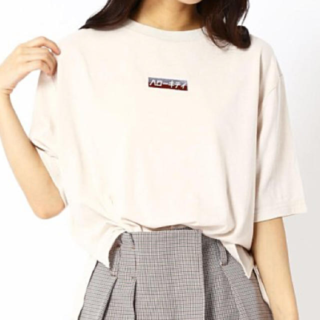 179/WG(イチナナキュウダブルジー)の新品✨定価4290円　キティ　コラボTシャツ　ベージュ　フリーサイズ  大特価 レディースのトップス(Tシャツ(半袖/袖なし))の商品写真