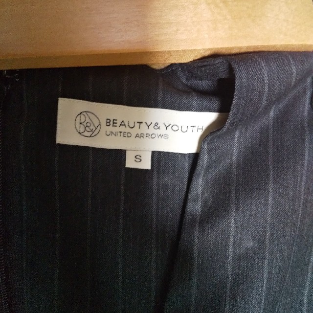 BEAUTY&YOUTH UNITED ARROWS(ビューティアンドユースユナイテッドアローズ)のBeauty & Youth ジャンパースカート チャコールグレーストライプS レディースのワンピース(ひざ丈ワンピース)の商品写真