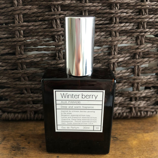 AUX PARADIS(オゥパラディ)のAUX PARADIS Winter berry30ml コスメ/美容のボディケア(ボディローション/ミルク)の商品写真