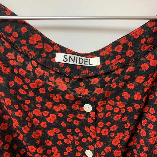 SNIDEL(スナイデル)のSNIDEL 花柄ブラウス レディースのトップス(シャツ/ブラウス(長袖/七分))の商品写真