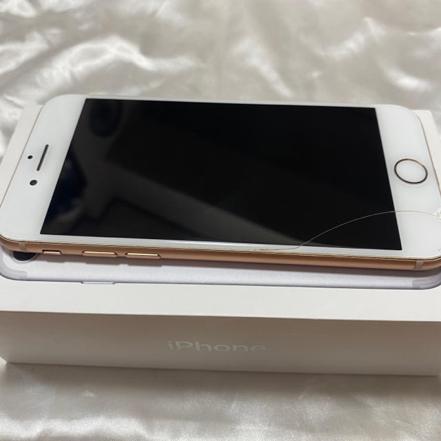 iPhone(アイフォーン)のiPhone 8 Gold 64 GB SIMフリー 付属品有！ スマホ/家電/カメラのスマートフォン/携帯電話(スマートフォン本体)の商品写真