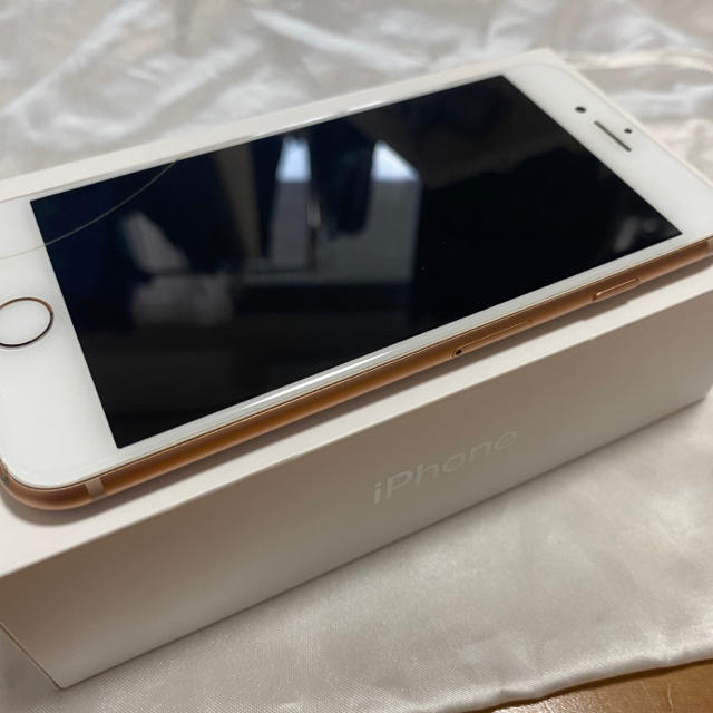 iPhone(アイフォーン)のiPhone 8 Gold 64 GB SIMフリー 付属品有！ スマホ/家電/カメラのスマートフォン/携帯電話(スマートフォン本体)の商品写真