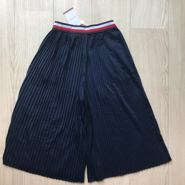 TOMMY HILFIGER(トミーヒルフィガー)の【新品未使用】トミーヒルフィガー　細ヒダプリーツ　ガウチョパンツ　140 キッズ/ベビー/マタニティのキッズ服女の子用(90cm~)(パンツ/スパッツ)の商品写真