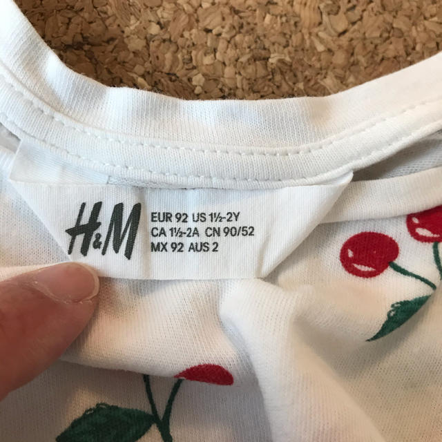 H&M(エイチアンドエム)のH&M さくらんぼ柄トップス キッズ/ベビー/マタニティのキッズ服女の子用(90cm~)(Tシャツ/カットソー)の商品写真