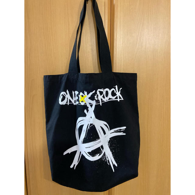 ONE OK ROCK(ワンオクロック)のワンオクロック　トートバッグ　黒 エンタメ/ホビーのタレントグッズ(ミュージシャン)の商品写真