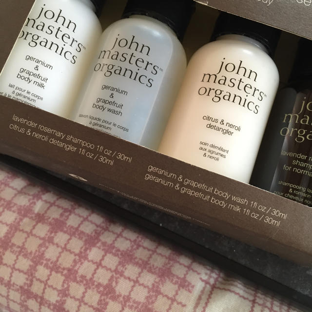 John Masters Organics(ジョンマスターオーガニック)のジョンマスターの4点セット コスメ/美容のキット/セット(サンプル/トライアルキット)の商品写真