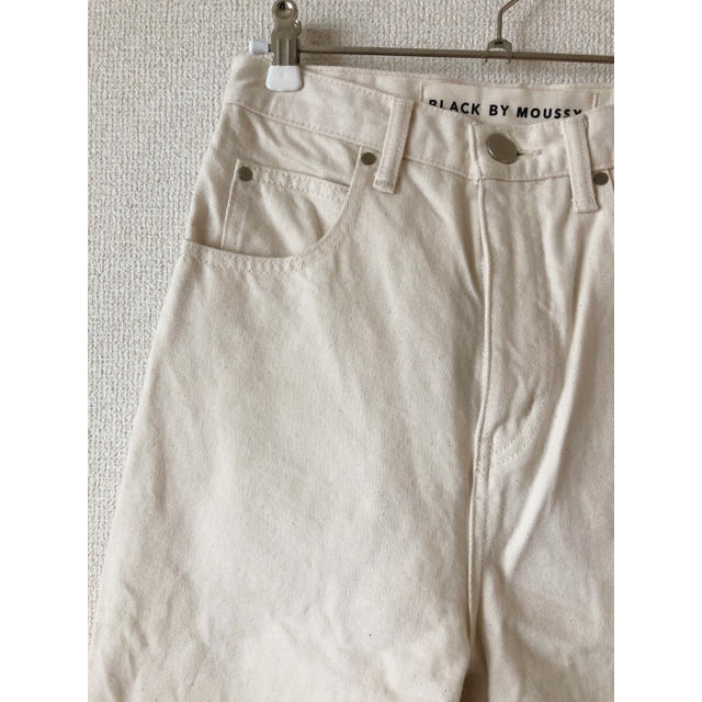 BLACK by moussy(ブラックバイマウジー)のBLACK BY MOUSSY PUNA white denim 23 レディースのパンツ(デニム/ジーンズ)の商品写真